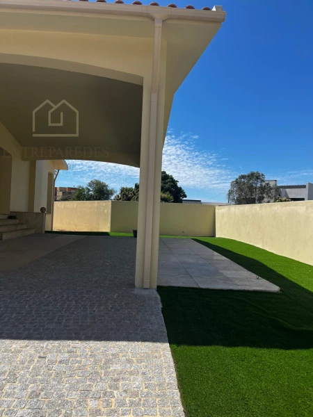 MORADIA ISOLADA T5 REMODELADA PRONTA A HABITAR, PRAIA DE MIRAMAR